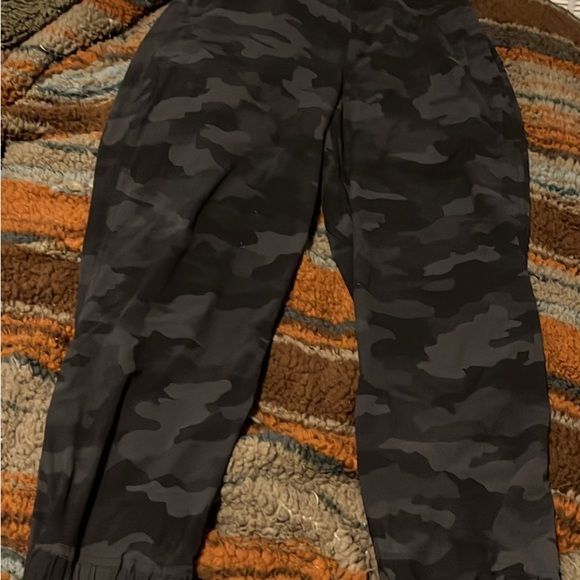 Lululemon black camo joggers sz 4 - Picture 4 of 4